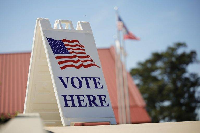 FOTOGRAFÍA. Atlanta (United States), 12/03/2024.- Signage directs voters for the Georgia Presidential Primary election at the Cobb County Civic Center precinct in Marietta, Georgia, USA, 12 March 2024. Both the Republican and Democratic primaries are being conducted in all of Georgia's 159 counties. (Atlanta (Estados Unidos), 03/12/2024.).- Los carteles dirigen a los votantes para las elecciones primarias presidenciales de Georgia en el recinto del Centro Cívico del Condado de Cobb en Marietta, Georgia, EE.UU., 12 de marzo de 2024. Tanto las primarias republicanas como las demócratas se están llevando a cabo en los 159 condados de Georgia. Efe
