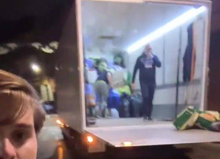 FOTOGRAFÍA. BARCELONA (CATALUÑA)/CHIVA (COMUNIDAD VALENCIANA) REINO DE ESPAÑA, DEL DÍAS 31 DE OCTUBRE AL 02 DE NOVIEMBRE DE 2024. En la imagen los voluntarios de La asociación juvenil catalana Estudiants pel Canvi (EPC) recogiendo y entregando material de ayuda humanitaria para los damnificados por Depresión Aislada en Niveles Altos (DANA) que azota las regiones españolas de Andalucía, Castilla-La Mancha y Comunidad Valenciana con zona cero en la provincia de Valencia. La Comunitat Valenciana intenta recuperarse de la peor Depresión Aislada en Niveles Altos (DANA) del siglo en España, que ha dejado más de dos centenares de muertos en esa región, además de un inmenso escenario de daños en carreteras, calles e infraestructuras de numerosas localidades. Una DANA tras fuertes lluvias torrenciales y golpear muy fuertemente al reino de España, con epicentro en la provincia de Valencia (Comunidad Valenciana) donde se ha registrado ya 202 muertos, como cifra provisional para este viernes 1 de noviembre de 20224, y con menos dureza en la provincia de Málaga (Andalucía) y en la región de Castilla-La Mancha. La devastación de los efectos de la DANA que arrasó este martes la provincia de Valencia dejó decenas de personas fallecidas -70 contabilizadas hasta las 16.00 horas-, la angustia de quienes no pueden contactar con sus familiares desde ayer e imágenes desoladoras de la destrucción que han dejado a su paso las inundaciones. En medio de la tragedia, que ha llevado a activar el protocolo de Múltiples Víctimas para identificar a los fallecidos, las autoridades combaten este miércoles un "nuevo enemigo": los bulos que alertan de supuestas evacuaciones, desbordamientos o la caída del 112, que interrumpen la labor de los servicios de emergencias. La ciudadanía de la provincia ha recibido a primera hora de esta mañana de nuevo en sus móviles un mensaje del sistema Es-Alert para evitar cualquier tipo de desplazamiento por las carreteras de la provincia, muchas de cuales permanecen cortadas e impiden todavía acceder a las zonas más afectadas. Lasvocesdelpueblo (Ñ Pueblo)