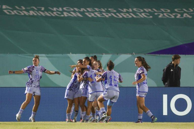 FOTOGRAFÍA. SANTO DOMINGO (REPÚBLICA DOMINICANA), 31 DE OCTUBRE DE 2024. Jugadoras de España celebran un gol en un partido por la semifinal de la Copa Mundial Femenina sub-17. Efe
