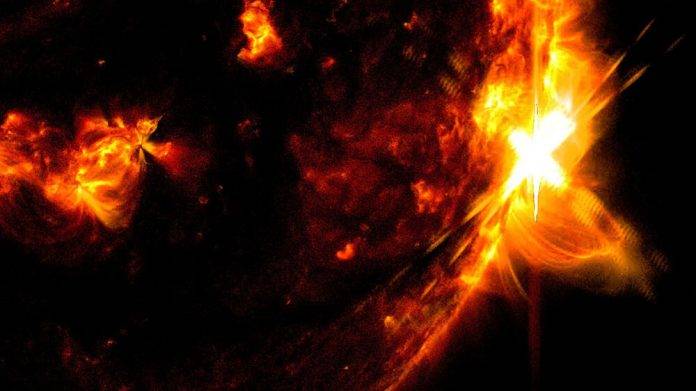 Experto_ Existen problemas potenciales con la actividad solar elevada pero hay que evitar el sensacionalismo y el tono catastrofista; los ciclos solares tienen cierta variabilidad FOTOGRAFÍA. UNIVERSO, 15 DE NOVIEMBRE DE 2024. El Observatorio de Dinámica Solar de la NASA capturó esta imagen de una erupción solar (como se ve en el destello brillante de la derecha) el 14 de mayo de 2024. La imagen muestra un subconjunto de luz ultravioleta extrema que resalta el material extremadamente caliente de las llamaradas y que está coloreado en rojo y amarillo. NASA/SDO/Efe