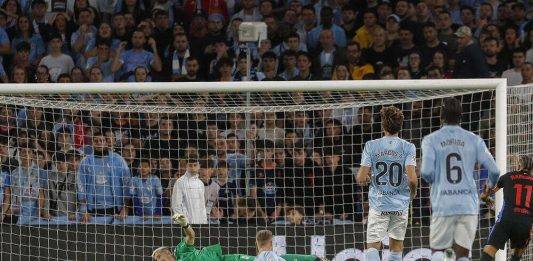 FOTOGRAFÍA. VIGO (GALICIA) REINO DE ESPAÑA, 23 DE NOVIEMBRE DE 2024. El guardameta del Celta, Vicente Guaita (i), intenta detener el remate del delantero brasileño del FC Barcelona, Raphinha (d), en la jugada que ha significado el primer gol del equipo barcelonista durante el encuentro correspondiente a la jornada 14 de Laliga EA Sports que disputan Celta y FC Barcelona en el estadio Balaidos de Vigo. Efe