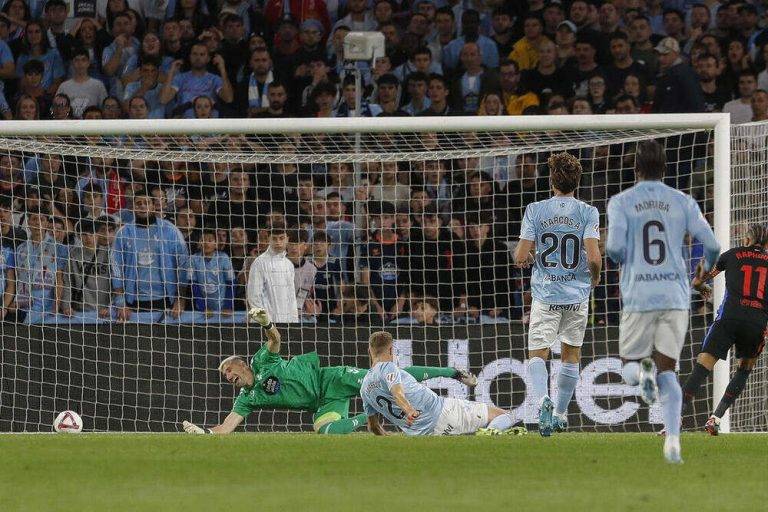 FOTOGRAFÍA. VIGO (GALICIA) REINO DE ESPAÑA, 23 DE NOVIEMBRE DE 2024. El guardameta del Celta, Vicente Guaita (i), intenta detener el remate del delantero brasileño del FC Barcelona, Raphinha (d), en la jugada que ha significado el primer gol del equipo barcelonista durante el encuentro correspondiente a la jornada 14 de Laliga EA Sports que disputan Celta y FC Barcelona en el estadio Balaidos de Vigo. Efe
