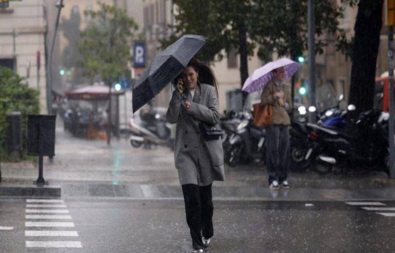 FOTOGRAFÍA. BARCELONA (CATALUÑA) REINO DE ESPAÑA, 04 DE NOVIEMBRE DE 2024. Una mujer se protege de la lluvia en el centro de Barcelona este lunes. Efe