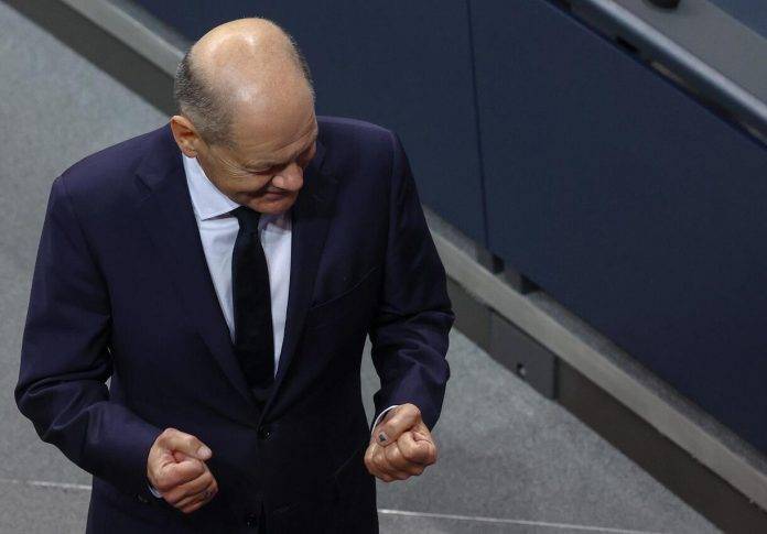 Alemania se sumerge en la incertidumbre a la espera de Scholz y nuevas elecciones FOTOGRAFÍA. BERLÍN (ALEMANIA), 07 DE NOVIEMBRE DE 2024. El canciller alemán Olaf Scholz (PSOE alemán), reacciona tras la ceremonia de juramentación del nuevo ministro de Finanzas alemán Kukies, después de que Scholz despidiera a su predecesor Christian Linder, en el edificio del Reichstag en Berlín, Alemania, 07 de noviembre de 2024. De acuerdo con el Artículo 64, párr. 1, la frase 1 de la Ley Fundamental, el Presidente Federal Steinmeier, a propuesta del Canciller alemán Scholz, entregó cartas de despido a tres ministros. Efe