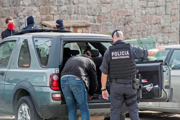 FOTOGRAFÍA. CATALUÑA (REINO DE ESPAÑA), 28 DE OCTUBRE DE 2019. detalle de un efectivo de los Mossos d'Esquadra durante un operativo hoy, 28 de octubre de 2019. Efe