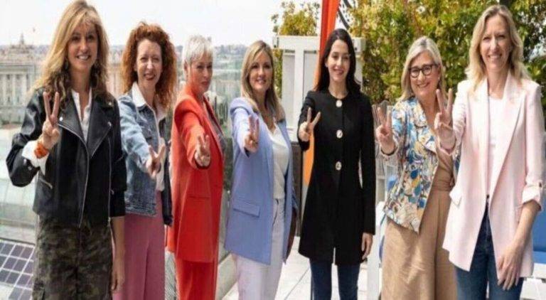 FOTOGRAFÍA. MADRID (ESPAÑA), 02 DE MAYO DE 2023. las 'Mujeres de Cs', la líder nacional, Patricia Guasp Barrero (4 d); la portavoz en el Congreso de los Diputados, Inés Arrimadas García (3 d); la candidata a la presidencia de la Comunidad de Madrid, Araceli Gómez (Aruca Gómez) (i); la candidata a la alcaldía de Salamanca, Ana Suárez Otero (2 i); la candidata a la presidencia de la Generalidad Valenciana, María del Carmen Peris Navarro (Mamen Peris) (2 d); la candidata a la presidencia de la Región de Murcia, María José Ros Olivo (d); y la candidata a la alcaldía de Barcelona, Anna Grau Àrias (5 d); participan en una acto feminista, progresista y liberal bajo lema «Mujeres radicalmente libres» en Madrid, en marco de la campaña electoral de las próximas elecciones municipales y autonómicas del 28 de mayo de 2023, el 28M. Lasvocesdelpueblo (Ñ Pueblo)