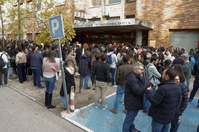 FOTOGRAFÍA. MADRID (REINO DE ESPAÑA), 01 DE NOVIEMBRE DE 2024. Un grupo de personas a las puertas de la facultad de Ciencias Económicas de la Universidad Complutense de Madrid, donde este sábado se celebra la prueba de las oposiciones de RTVE para informador. Efe