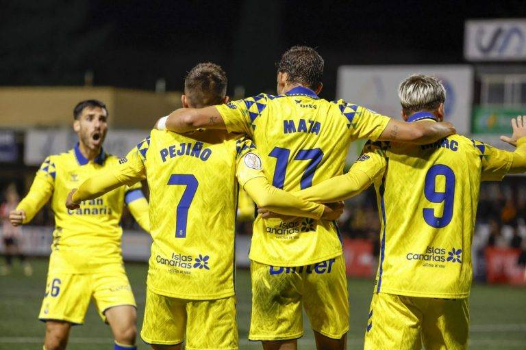 FOTOGRAFÍA. MONZÓN (HUESCA) REINO DE ESPAÑA, 31 DE OCTUBRE DE 2024. Los jugadores de Las Palmas celebran uno de los goles (7-0) en la Copa del Rey ante Ontiñena en Monzón (Huesca). Efe