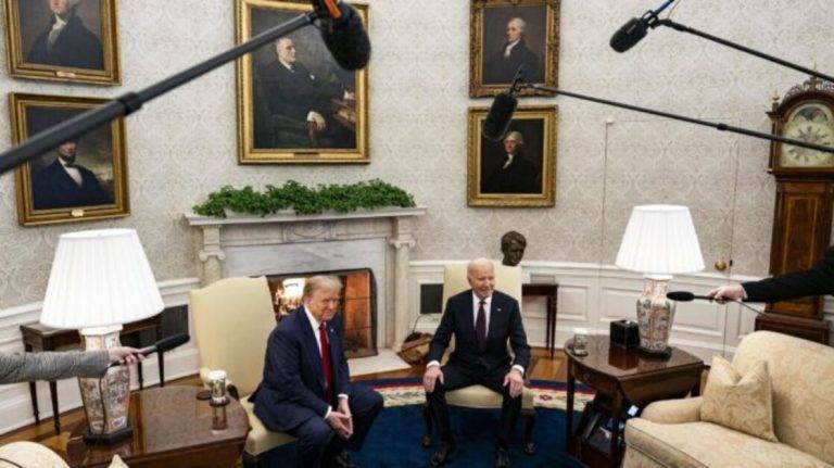 FOTOGRAFÍA. WASHINGTON (ESTADOS UNIDOS DE AMÉRICA), 13 DE NOVIEMBRE DE 2024. El presidente de EE. UU., Joe Biden (d), y el presidente electo, Donald Trump (i), durante una reunión en la Oficina Oval de la Casa Blanca en Washington, DC, EE. UU., el 13 de noviembre de 2024. Efe