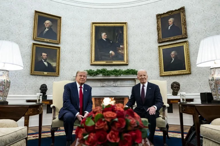 FOTOGRAFÍA. WASHINGTON (ESTADOS UNIDOS DE AMÉRICA), 13 DE NOVIEMBRE DE 2024. El presidente de EE. UU., Joe Biden (d), y el presidente electo, Donald Trump (i), durante una reunión en la Oficina Oval de la Casa Blanca en Washington, DC, EE. UU., el 13 de noviembre de 2024. Efe
