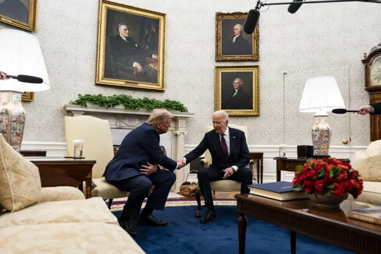 FOTOGRAFÍA. WASHINGTON (ESTADOS UNIDOS DE AMÉRICA), 13 DE NOVIEMBRE DE 2024. El presidente de EE. UU., Joe Biden (d), y el presidente electo, Donald Trump (i), durante una reunión en la Oficina Oval de la Casa Blanca en Washington, DC, EE. UU., el 13 de noviembre de 2024. Efe