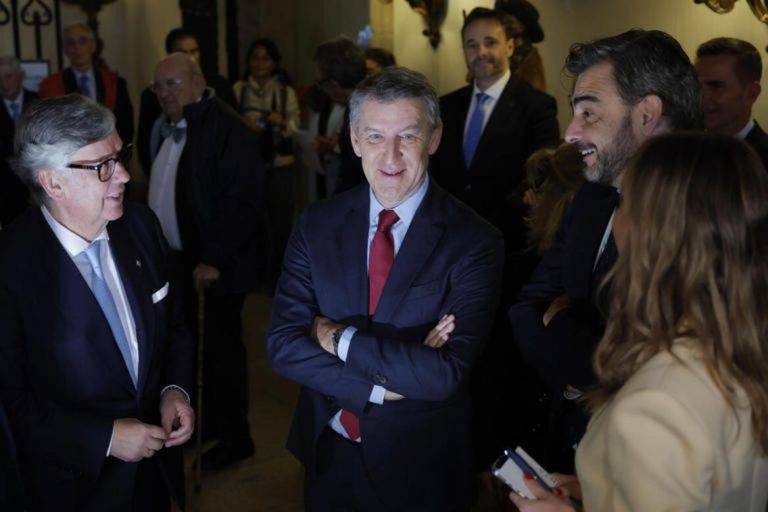 FOTOGRAFÍA. SANTIAGO DE COMPOSTELA (GALICIA) REINO DE ESPAÑA, 15 DE NOVIEMBRE DE 2024. DANA VALENCIA. El presidente del Partido Popular, Alberto Núñez Feijóo (c), conversa con el presidente de la Confederación de EMpresarios de Galicia (CEG), Juan Manuel Vieites (i), durante un desayuno organizado por la Confederación de Empresarios de Galicia, este viernes, en Santiago de Compostela. Efe