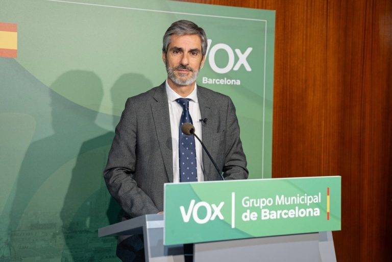 FOTOGRAFÍA. BARCELONA (CATALUÑA) REINO DE ESPAÑA, 27 DE NOVIEMBRE DE 2024. Gonzalo de Oro-Pulido Plaza, presidente del Grupo Municipal de VOX Ayuntamiento de Barcelona, ha explicado que "debemos priorizar las ayudas a los 78 municipios valencianos afectados por la DANA. Lugares como Amman, Saïda, Sarajevo, Tetuán, Tánger, Túnez, Maputo, Dakar, La Habana, Cali, Medellín e incluso Gaza o Cisjordania deben esperar para que ayudemos a Paiporta, Catarroja, Albal, Aldaia, Torrent, Requena, entre otros". Lasvocesdelpueblo (Ñ Pueblo)
