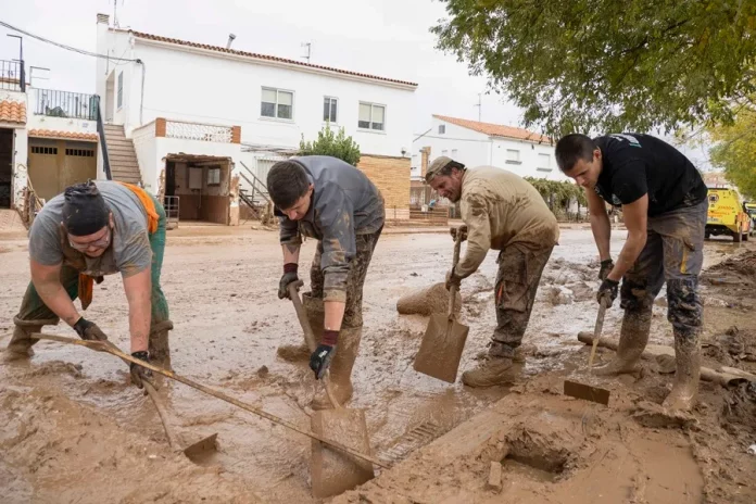 FOTOGRAFÍA. UTIAL (VALENCIA) COMUNIDAD VALENCIANA) REINO DE ESPAÑA, 04 DE NOVIEMBRE DE 2024. Un grupo de vecinos desatasca las alcantarillas atascadas tras el paso de la dana en Utiel (Valencia). Efe