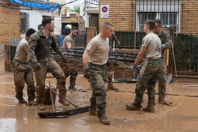 FOTOGRAFÍA. UTIAL (VALENCIA) COMUNIDAD VALENCIANA) REINO DE ESPAÑA, 04 DE NOVIEMBRE DE 2024. Miembros del Ejército de Tierra limpia las calles tras el paso de la dana en Utiel (Valencia). Efe