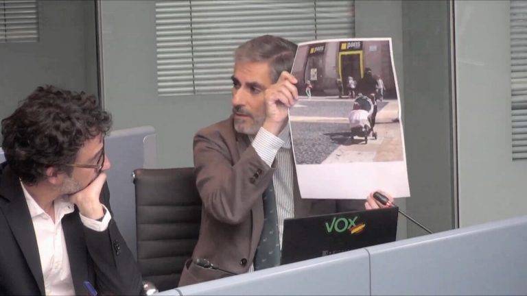 FOTOGRAFÍA. BARCELONA (CATALUÑA) REINO DE ESPAÑA, 20 DE NOVIEMBRE DE 2024. El presidente del Grupo Municipal de VOX en el Ayuntamiento de Barcelona, Gonzalo de Oro-Pulido Plaza, ha denunciado hoy el "falso discurso feminista" de los grupos de izquierda en el consistorio de la ciudad condal, señalando que hay "mucha publicidad y pancartas, pero poco compromiso para erradicar de las calles, los equipamientos municipales y el transporte público la presencia del uso del niqab y burka". Lasvocesdelpueblo (Ñ Pueblo)