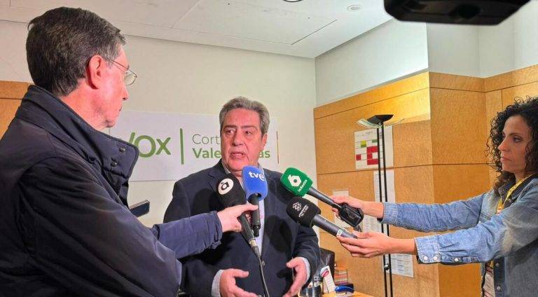 FOTOGRAFÍA. VALENCIA (COMUNIDAD VALENCIANA) REINO DE ESPAÑA, 11 DE NOVIEMBRE DE 2024. El portavoz del Grupo Parlamentario de VOX en les Corts Valencianes y presidente del Comité Ejecutivo Provincial (CEP) del partido presidido por Santiago Abascal Conde en la provincia de Valencia, José María Llanos Pitarch, registrado este lunes durante una rueda de prensa sobre la actualidad política de la región, que pasa por la DANA y la responsabilidad política de las autoridades gubernamentales regionales y centrales en la gestión de los efectos de la catástrofe. Lasvocesdelpueblo (Ñ Pueblo)