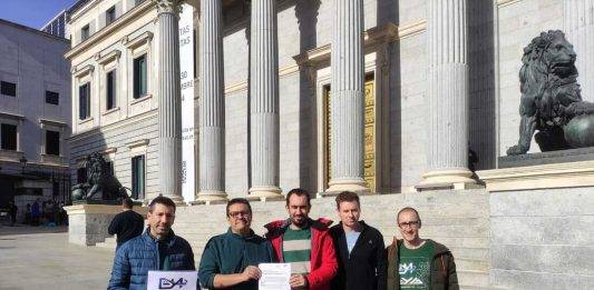 FOTOGRAFÍA. MADRID (REINO DE ESPAÑA), 20 DE NOVIEMBRE DE 2024. Los miembros del sindicato policia Equiparación Ya (EYA), liderados por su secretario general, Natán Espinosa Pérez (2 i), han registrado hoy en el Congreso de los Diputados una solicitud de complementación de ingresos y reconocimiento del haber regulador del Grupo A1 para la jubilación de las Fuerzas y Cuerpos de Seguridad del Estado. Lasvocesdelpieblo (Ñ Pueblo)