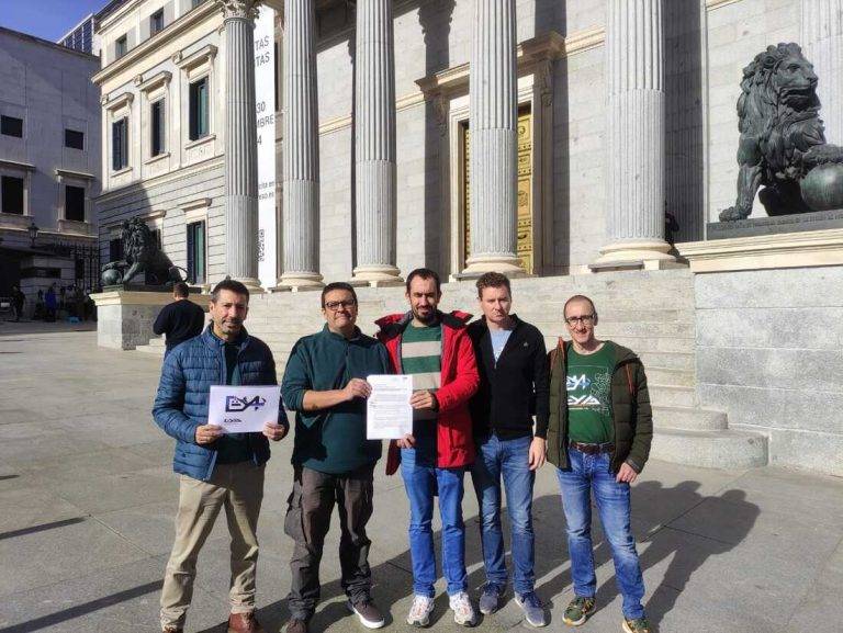 FOTOGRAFÍA. MADRID (REINO DE ESPAÑA), 20 DE NOVIEMBRE DE 2024. Los miembros del sindicato policia Equiparación Ya (EYA), liderados por su secretario general, Natán Espinosa Pérez (2 i), han registrado hoy en el Congreso de los Diputados una solicitud de complementación de ingresos y reconocimiento del haber regulador del Grupo A1 para la jubilación de las Fuerzas y Cuerpos de Seguridad del Estado. Lasvocesdelpieblo (Ñ Pueblo)