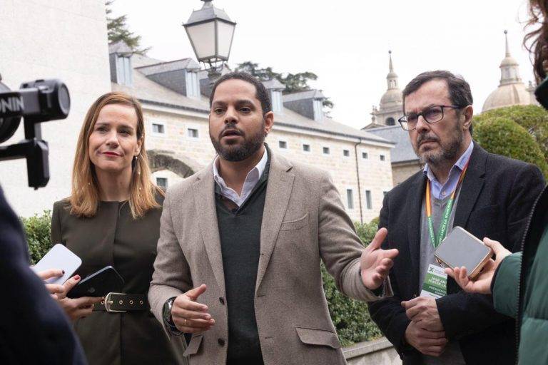 FOTOGRAFÍA. EL ESCORIAL (COMUNIDAD DE MADRID) REINO DE ESPAÑA, 23 DE NOVIEMBRE DE 2024. El secretario general de VOX, Ignacio Garriga Vaz de Conceiçao (c), se ha desplazado hoy hasta El Escorial (Madrid) para clausurar las Jornadas de Coordinadores de Madrid. Unos encuentros de trabajo, «en un momento gravísimo», donde se están «engrasando las maquinarias», con el objetivo de «seguir ofreciendo lo mejor de nosotros mismos». Así lo ha explicado en una comparecencia ante los medios, acompañado del presidente de VOX Madrid y portavoz nacional de V, José Antonio Fúster Lamelas (d), y la portavoz del Grupo Parlamentario de VOX en la Asamblea, Isabel Pérez Moñino-Aranda (i). Lasvocesdelpueblo (Ñ Pueblo)