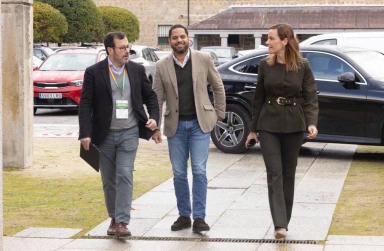 FOTOGRAFÍA. EL ESCORIAL (COMUNIDAD DE MADRID) REINO DE ESPAÑA, 23 DE NOVIEMBRE DE 2024. El secretario general de VOX, Ignacio Garriga Vaz de Conceiçao (c), se ha desplazado hoy hasta El Escorial (Madrid) para clausurar las Jornadas de Coordinadores de Madrid. Unos encuentros de trabajo, «en un momento gravísimo», donde se están «engrasando las maquinarias», con el objetivo de «seguir ofreciendo lo mejor de nosotros mismos». Así lo ha explicado en una comparecencia ante los medios, acompañado del presidente de VOX Madrid y portavoz nacional de V, José Antonio Fúster Lamelas (i), y la portavoz del Grupo Parlamentario de VOX en la Asamblea, Isabel Pérez Moñino-Aranda (d). Lasvocesdelpueblo (Ñ Pueblo)
