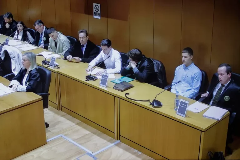 FOTOGRAFÍA. LA CORUÑA (GALICIA) REINO DE ESPAÑA, 18/11/24.- Las cinco personas acusadas del asesinato de Samuel Luiz, durante la última sesión del juicio que se celebra en la Audiencia Provincial de A Coruña en la que la magistrada que preside la sala ha entregado el objeto del veredicto al jurado para determinar el grado de culpabilidad de estos cinco acusados. Efe