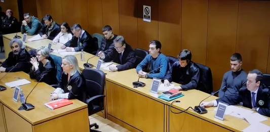 FOTOGRAFÍA. LA CORUÑA (GALICIA) REINO DE ESPAÑA, 24 DE NOVIEMBRE DE 2024. El jurado declara culpables de asesinar a Samuel Luiz a los cuatro hombres y exculpa a la mujer (Catherine Silva, "Katy Silva"). Foto tomada a la pantalla de circuito cerrado de la Audiencia Provincial de La Coruña de los cinco acusados por el asesinato del joven brasileño Samuel Luiz, Catherine Silva (i), Alejandro Freire "Yumba" (2i), Diego Montaña (c), Kaio Amaral (2d) y Alejandro Míguez (d), acompañados por sus abogados, durante la lectura del veredicto celebrada este domingo en la Audiencia Provincial de La Coruña. Efe