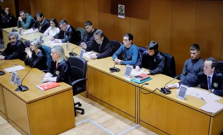 FOTOGRAFÍA. LA CORUÑA (GALICIA) REINO DE ESPAÑA, 24 DE NOVIEMBRE DE 2024. El jurado declara culpables de asesinar a Samuel Luiz a los cuatro hombres y exculpa a la mujer (Catherine Silva, "Katy Silva"). Foto tomada a la pantalla de circuito cerrado de la Audiencia Provincial de La Coruña de los cinco acusados por el asesinato del joven brasileño Samuel Luiz, Catherine Silva (i), Alejandro Freire "Yumba" (2i), Diego Montaña (c), Kaio Amaral (2d) y Alejandro Míguez (d), acompañados por sus abogados, durante la lectura del veredicto celebrada este domingo en la Audiencia Provincial de La Coruña. Efe