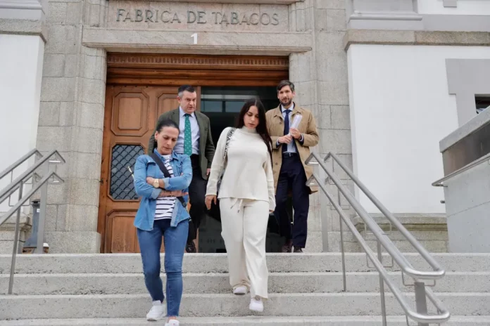 FOTOGRAFÍA. LA CORUÑA (GALICIA) REINO DE ESPAÑA, 24 DE NOVIEMBRE DE 2024. El jurado declara culpables de asesinar a Samuel Luiz a los cuatro hombres y exculpa a la mujer (Catherine Silva, "Katy Silva"). La absuekta por parte del Jurado Popular del Caso de agresión mortal al joven Samuel Luís, Catherine “Katy” Silva, a la salida del acto de lectura del veredicto celebrado este domingo en la Audiencia Provincial de La Coruña (Galicia) Reino de España. Efe