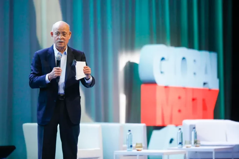FOTOGRAFÍA. BRUSELAS (BÉLGICA), 26 DE OCTUBRE DE 2023. Jeremy Rifkin, consejero de la Unión Europea (UE) desde 2000, ofrece la conferencia «Movilidad sostenible en una tercera revolución industrial y en la era de resiliencia» en el  Global Mobility Call. Efe