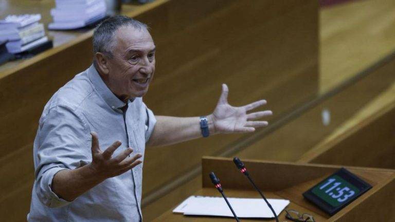 FOTOGRAFÍA. VALENCIA (COMUNIDAD VALENCIANA) REINO DE ESPAÑA, 15 DE NOVIEMBRE DE 2024. El portavoz del Grupo Parlamentario de Compromís en Les Corts Valencianes, Joan Baldoví Roda, se dirige al presidente del Govern de la Generalitat Valenciana por el Partido Popular (PP), Carlos Mazón Guixot, en Las Cortes Valencianas, durante el Pleno monográfico sobre los efectos devastadores de la Depresión Aislada en Niveles Altos (DANA) o (gota fría). Efe