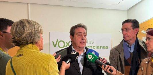 FOTOGRAFÍA. VALENCIA (COMUNIDAD VALENCIANA) REINO DE ESPAÑA, 18 DE NOVIEMBRE DE 2024. El portavoz del Grupo Parlamentario VOX en las Cortes Valencianas, José María Llanos Pitarch, registrado este lunes durante un canutazo con la prensa sobre la actualidad política regional que pasa por los ceses y cambios en el Govern en minoría de la Generalitat Valenciana dirigido por el líder regional del Partido Popular (PP), Carlos Mazón Guixot, tras su polémica actuación durante las primeras horas de la devastadora DANA del pasado martes 29 de octubre de 2024. Lasvocesdelpueblo (Ñ Pueblo).