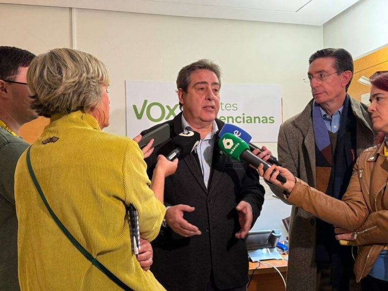 FOTOGRAFÍA. VALENCIA (COMUNIDAD VALENCIANA) REINO DE ESPAÑA, 18 DE NOVIEMBRE DE 2024. El portavoz del Grupo Parlamentario VOX en las Cortes Valencianas, José María Llanos Pitarch, registrado este lunes durante un canutazo con la prensa sobre la actualidad política regional que pasa por los ceses y cambios en el Govern en minoría de la Generalitat Valenciana dirigido por el líder regional del Partido Popular (PP), Carlos Mazón Guixot, tras su polémica actuación durante las primeras horas de la devastadora DANA del pasado martes 29 de octubre de 2024. Lasvocesdelpueblo (Ñ Pueblo).
