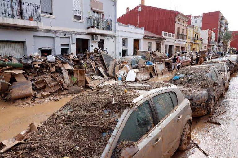 FOTOGRAFÍA. LA TORRE (VALENCIA) COMUNIDAD VALENCIANA (REINO DE ESPAÑA, 01 DE NOVIEMBRE DE 2024. Cientos de voluntarios llegan a La Torre mientras los vecinos de la localidad sacan el mobiliario destrozado de sus casas. Miles de personas se han desplazado desde Valencia a La Torre para ayudar a los afectados por las inundaciones causadas por la Depresión Aislada en Niveles Altos (DANA) o (gota fría), este viernes, 1 de noviembre de 2024. La Comunitat Valenciana intenta recuperarse de la peor dana del siglo en España, que ha dejado más de un centenar de muertos en esa región, además de un inmenso escenario de daños en carreteras, calles e infraestructuras de numerosas localidades. Una Depresión Aislada en Niveles Altos (DANA) tras fuertes lluvias torrenciales y golpear muy fuertemente al reino de España, con epicentro en la provincia de Valencia (Comunidad Valenciana) donde se ha registrado al 92 muertos y con menos dureza en la provincia de Málaga (Andalucía) y en la región de Castilla-La Mancha. La devastación de los efectos de la dana que arrasó este martes la provincia de Valencia deja decenas de personas fallecidas -70 contabilizadas hasta las 16.00 horas-, la angustia de quienes no pueden contactar con sus familiares desde ayer e imágenes desoladoras de la destrucción que han dejado a su paso las inundaciones. En medio de la tragedia, que ha llevado a activar el protocolo de Múltiples Víctimas para identificar a los fallecidos, las autoridades combaten este miércoles un "nuevo enemigo": los bulos que alertan de supuestas evacuaciones, desbordamientos o la caída del 112, que interrumpen la labor de los servicios de emergencias. La ciudadanía de la provincia ha recibido a primera hora de esta mañana de nuevo en sus móviles un mensaje del sistema Es-Alert para evitar cualquier tipo de desplazamiento por las carreteras de la provincia, muchas de cuales permanecen cortadas e impiden todavía acceder a las zonas más afectadas. Efe