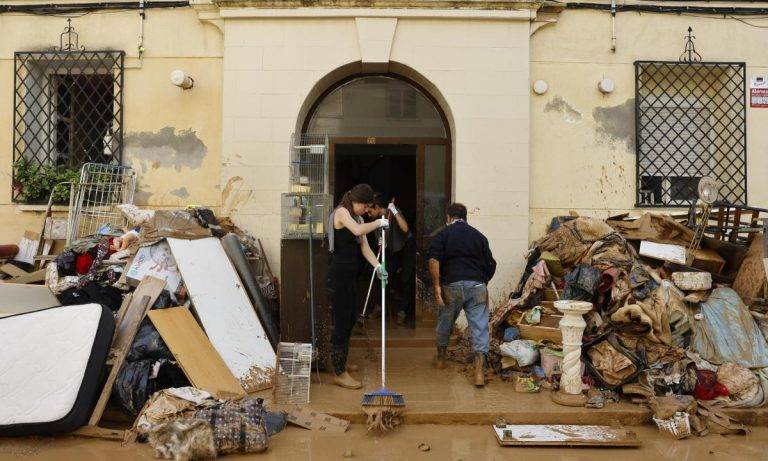 FOTOGRAFÍA. LA TORRE (VALENCIA) COMUNIDAD VALENCIANA (REINO DE ESPAÑA, 01 DE NOVIEMBRE DE 2024. Cientos de voluntarios llegan a La Torre mientras los vecinos de la localidad sacan el mobiliario destrozado de sus casas. Miles de personas se han desplazado desde Valencia a La Torre para ayudar a los afectados por las inundaciones causadas por la Depresión Aislada en Niveles Altos (DANA) o (gota fría), este viernes, 1 de noviembre de 2024. La Comunitat Valenciana intenta recuperarse de la peor dana del siglo en España, que ha dejado más de un centenar de muertos en esa región, además de un inmenso escenario de daños en carreteras, calles e infraestructuras de numerosas localidades. Una Depresión Aislada en Niveles Altos (DANA) tras fuertes lluvias torrenciales y golpear muy fuertemente al reino de España, con epicentro en la provincia de Valencia (Comunidad Valenciana) donde se ha registrado al 92 muertos y con menos dureza en la provincia de Málaga (Andalucía) y en la región de Castilla-La Mancha. La devastación de los efectos de la dana que arrasó este martes la provincia de Valencia deja decenas de personas fallecidas -70 contabilizadas hasta las 16.00 horas-, la angustia de quienes no pueden contactar con sus familiares desde ayer e imágenes desoladoras de la destrucción que han dejado a su paso las inundaciones. En medio de la tragedia, que ha llevado a activar el protocolo de Múltiples Víctimas para identificar a los fallecidos, las autoridades combaten este miércoles un "nuevo enemigo": los bulos que alertan de supuestas evacuaciones, desbordamientos o la caída del 112, que interrumpen la labor de los servicios de emergencias. La ciudadanía de la provincia ha recibido a primera hora de esta mañana de nuevo en sus móviles un mensaje del sistema Es-Alert para evitar cualquier tipo de desplazamiento por las carreteras de la provincia, muchas de cuales permanecen cortadas e impiden todavía acceder a las zonas más afectadas. Efe