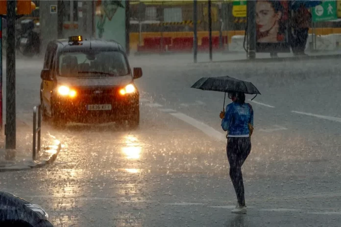 La DANA dejará chubascos fuertes con tormenta en Baleares y Cataluña; el norte de Castellón y entorno del cabo de la Nao podrían ser muy fuertes este martes,dada, (1) FOTOGRAFÍA. BARCELONA (COMUNIDAD AUTÓNOMA DE CATALUÑA) REINO DE ESPAÑA, 04 DE NOVIEMBRE DE 2024. Detalle de una persona camina bajo un fuerte aguacero en la Plaza de Espanya de Barcelona, en la Comunidad autónoma de Cataluña, región del Reino de España este este lunes, 4 de noviembre de 2024. Efe