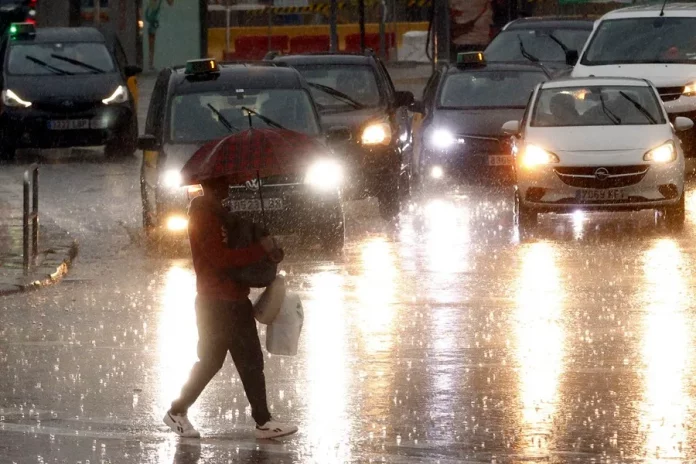 La DANA dejará chubascos fuertes con tormenta en Baleares y Cataluña; el norte de Castellón y entorno del cabo de la Nao podrían ser muy fuertes este martes,dada, (2) FOTOGRAFÍA. BARCELONA (COMUNIDAD AUTÓNOMA DE CATALUÑA) REINO DE ESPAÑA, 04 DE NOVIEMBRE DE 2024. Detalle de una persona camina bajo un fuerte aguacero en la Plaza de Espanya de Barcelona, en la Comunidad autónoma de Cataluña, región del Reino de España este este lunes, 4 de noviembre de 2024. Efe