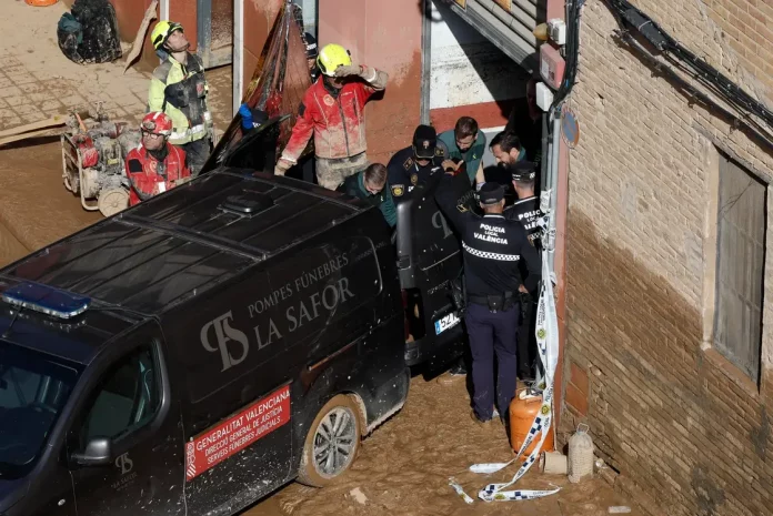 FOTOGRAFÍA. LA TORRE (VALENCIA) COMUNIDAD VALENCIANA) REINO DE ESPAÑA, 31 DE OCTUBRE DE 2024. Guardias civiles y policías locales retiran un cadáver de un garaje en el barrio. La Comunitat Valenciana intenta recuperarse de la peor DANA del siglo en España, que ha dejado casi un centenar de muertos en esa región, además de un inmenso escenario de daños en carreteras, calles e infraestructuras de numerosas localidades. La Comunitat Valenciana intenta recuperarse de la peor Depresión Aislada en Niveles Altos (DANA) del siglo en España, que ha dejado más de dos centenares de muertos en esa región, además de un inmenso escenario de daños en carreteras, calles e infraestructuras de numerosas localidades. Una DANA tras fuertes lluvias torrenciales y golpear muy fuertemente al reino de España, con epicentro en la provincia de Valencia (Comunidad Valenciana) donde se ha registrado ya 202 muertos, como cifra provisional para este viernes 1 de noviembre de 20224, y con menos dureza en la provincia de Málaga (Andalucía) y en la región de Castilla-La Mancha. La devastación de los efectos de la DANA que arrasó este martes la provincia de Valencia dejó decenas de personas fallecidas -70 contabilizadas hasta las 16.00 horas-, la angustia de quienes no pueden contactar con sus familiares desde ayer e imágenes desoladoras de la destrucción que han dejado a su paso las inundaciones. En medio de la tragedia, que ha llevado a activar el protocolo de Múltiples Víctimas para identificar a los fallecidos, las autoridades combaten este miércoles un "nuevo enemigo": los bulos que alertan de supuestas evacuaciones, desbordamientos o la caída del 112, que interrumpen la labor de los servicios de emergencias. La ciudadanía de la provincia ha recibido a primera hora de esta mañana de nuevo en sus móviles un mensaje del sistema Es-Alert para evitar cualquier tipo de desplazamiento por las carreteras de la provincia, muchas de cuales permanecen cortadas e impiden todavía acceder a las zonas más afectadas. Efe