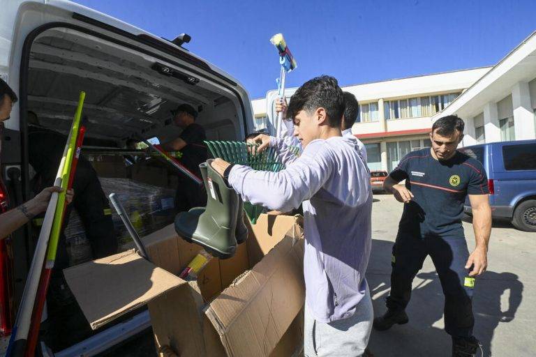 FOTOGRAFÍA. GRANADA (ANDALUCÍA) REINO DE ESPAÑA, 05 DE NOVIEMBRE DE 2024. La marchadora María Pérez García (María Pérez), doble medallista olímpica en París 2024, momentos antes de partir este martes con destino a Valencia con un camión cargado de enseres para colaborar en las tareas de limpieza de los damnificados por la Depresión Aislada en Niveles Altos (DANA) o (gota fría) como una voluntaria más porque "para ayudar no importan las medallas". Efe
