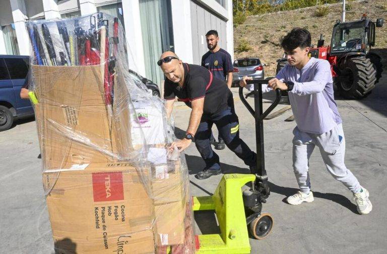FOTOGRAFÍA. GRANADA (ANDALUCÍA) REINO DE ESPAÑA, 05 DE NOVIEMBRE DE 2024. La marchadora María Pérez García (María Pérez), doble medallista olímpica en París 2024, momentos antes de partir este martes con destino a Valencia con un camión cargado de enseres para colaborar en las tareas de limpieza de los damnificados por la Depresión Aislada en Niveles Altos (DANA) o (gota fría) como una voluntaria más porque "para ayudar no importan las medallas". Efe