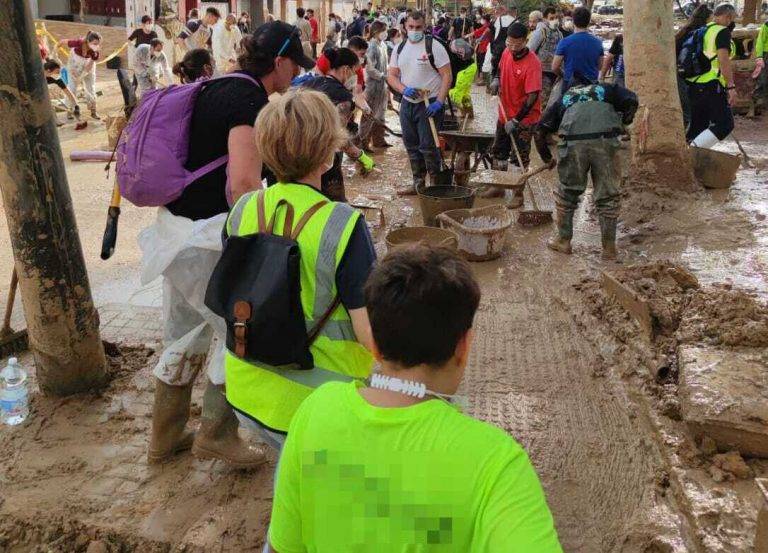 FOTOGRAFÍA. ALFAFAR (VALENCIA) COMUNIDAD VAlENCIANA (REINO DE ESPAÑA), 09 DE NOVIEMBRE DE 2024. Lección de vida del niño "Nicolás": testigo en Valencia de una vida rota y destruida; casas donde había familias y vida y ahora el barro con su color marrón ha ocupado su lugar. Detalle del niño Nicolás registrado en la calle José Antequera, esquina con la calle Cruz Roja de Alfafar, en Valencia (Comunidad Valenciana) este sábado 9 de noviembre de 2024. La Comunitat Valenciana, región del Reino de España, intenta recuperarse de la peor Depresión Aislada en Niveles Altos (DANA) del siglo en este país, que ha dejado más de 200 de muertos en esa región, además de un inmenso escenario de daños en carreteras, calles e infraestructuras de numerosas localidades. Una DANA, tras fuertes lluvias torrenciales y golpear muy fuertemente al país, con epicentro en la provincia de Valencia (Comunidad Valenciana) —donde se ha registrado el 81,68 %, 221 muertos del total de los fallecidos (229)— y con menos dureza en Andalucía (el 2,29 %, 1 muerto) y en la región de Castilla-La Mancha (el 16,03 % de los fallecidos, 7 muertos). La devastación de los efectos de la DANA deja a su paso la angustia de quienes no pueden contactar con sus familiares e imágenes desoladoras de la destrucción que han dejado a su paso las inundaciones. En medio de la tragedia, que ha llevado a activar el protocolo de múltiples víctimas para identificar a los fallecidos, las autoridades combaten un "nuevo enemigo": los bulos que alertan de supuestas evacuaciones, desbordamientos o la caída del 112, que interrumpen la labor de los servicios de emergencias. La ciudadanía de la provincia recibió a primera hora de la mañana de nuevo en sus móviles un mensaje del sistema Es-Alert para evitar cualquier tipo de desplazamiento por las carreteras de la provincia, muchas de cuales permanecen cortadas e impiden todavía acceder a las zonas más devastadas. Mientras una ola de solidaridad bajo el lema "El Pueblo Salva al Pueblo" inunda la provincia atacada desde cada rincón del Reino de España con botas de agua, pala, hasta ropa de interior por las mujeres que se han quedado con una sola en medio del fango, para dar la guerra contra el lodo, ante miles de SOS de los damnificados en redes sociales. José/Nicolás/Lasvocesdelpueblo (Ñ Pueblo)