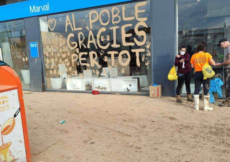 FOTOGRAFÍA. ALFAFAR (VALENCIA) COMUNIDAD VAlENCIANA (REINO DE ESPAÑA), 09 DE NOVIEMBRE DE 2024. Lección de vida del niño "Nicolás": testigo en Valencia de una vida rota y destruida; casas donde había familias y vida y ahora el barro con su color marrón ha ocupado su lugar. Detalle del niño Nicolás registrado en la la Avenida del Real Madrid de Alfafar, en Valencia (Comunidad Valenciana) este sábado 9 de noviembre de 2024. La Comunitat Valenciana, región del Reino de España, intenta recuperarse de la peor Depresión Aislada en Niveles Altos (DANA) del siglo en este país, que ha dejado más de 200 de muertos en esa región, además de un inmenso escenario de daños en carreteras, calles e infraestructuras de numerosas localidades. Una DANA, tras fuertes lluvias torrenciales y golpear muy fuertemente al país, con epicentro en la provincia de Valencia (Comunidad Valenciana) —donde se ha registrado el 81,68 %, 221 muertos del total de los fallecidos (229)— y con menos dureza en Andalucía (el 2,29 %, 1 muerto) y en la región de Castilla-La Mancha (el 16,03 % de los fallecidos, 7 muertos). La devastación de los efectos de la DANA deja a su paso la angustia de quienes no pueden contactar con sus familiares e imágenes desoladoras de la destrucción que han dejado a su paso las inundaciones. En medio de la tragedia, que ha llevado a activar el protocolo de múltiples víctimas para identificar a los fallecidos, las autoridades combaten un "nuevo enemigo": los bulos que alertan de supuestas evacuaciones, desbordamientos o la caída del 112, que interrumpen la labor de los servicios de emergencias. La ciudadanía de la provincia recibió a primera hora de la mañana de nuevo en sus móviles un mensaje del sistema Es-Alert para evitar cualquier tipo de desplazamiento por las carreteras de la provincia, muchas de cuales permanecen cortadas e impiden todavía acceder a las zonas más devastadas. Mientras una ola de solidaridad bajo el lema "El Pueblo Salva al Pueblo" inunda la provincia atacada desde cada rincón del Reino de España con botas de agua, pala, hasta ropa de interior por las mujeres que se han quedado con una sola en medio del fango, para dar la guerra contra el lodo, ante miles de SOS de los damnificados en redes sociales. José/Nicolás/Lasvocesdelpueblo (Ñ Pueblo)