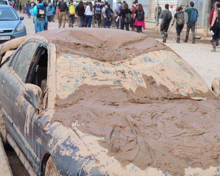 FOTOGRAFÍA. VALENCIA (COMUNIDAD VAlENCIANA) REINO DE ESPAÑA, 09 DE NOVIEMBRE DE 2024. Lección de vida del niño "Nicolás": testigo en Valencia de una vida rota y destruida; casas donde había familias y vida y ahora el barro con su color marrón ha ocupado su lugar. Detalle del niño Nicolás registrado en la calle Oviedo Montllor i Mengual, esquina con la Avenida del Real Madrid número 59 de Valencia (Comunidad Valenciana) este sábado 9 de noviembre de 2024. La Comunitat Valenciana, región del Reino de España, intenta recuperarse de la peor Depresión Aislada en Niveles Altos (DANA) del siglo en este país, que ha dejado más de 200 de muertos en esa región, además de un inmenso escenario de daños en carreteras, calles e infraestructuras de numerosas localidades. Una DANA, tras fuertes lluvias torrenciales y golpear muy fuertemente al país, con epicentro en la provincia de Valencia (Comunidad Valenciana) —donde se ha registrado el 81,68 %, 221 muertos del total de los fallecidos (229)— y con menos dureza en Andalucía (el 2,29 %, 1 muerto) y en la región de Castilla-La Mancha (el 16,03 % de los fallecidos, 7 muertos). La devastación de los efectos de la DANA deja a su paso la angustia de quienes no pueden contactar con sus familiares e imágenes desoladoras de la destrucción que han dejado a su paso las inundaciones. En medio de la tragedia, que ha llevado a activar el protocolo de múltiples víctimas para identificar a los fallecidos, las autoridades combaten un "nuevo enemigo": los bulos que alertan de supuestas evacuaciones, desbordamientos o la caída del 112, que interrumpen la labor de los servicios de emergencias. La ciudadanía de la provincia recibió a primera hora de la mañana de nuevo en sus móviles un mensaje del sistema Es-Alert para evitar cualquier tipo de desplazamiento por las carreteras de la provincia, muchas de cuales permanecen cortadas e impiden todavía acceder a las zonas más devastadas. Mientras una ola de solidaridad bajo el lema "El Pueblo Salva al Pueblo" inunda la provincia atacada desde cada rincón del Reino de España con botas de agua, pala, hasta ropa de interior por las mujeres que se han quedado con una sola en medio del fango, para dar la guerra contra el lodo, ante miles de SOS de los damnificados en redes sociales. José/Nicolás/Lasvocesdelpueblo (Ñ Pueblo)