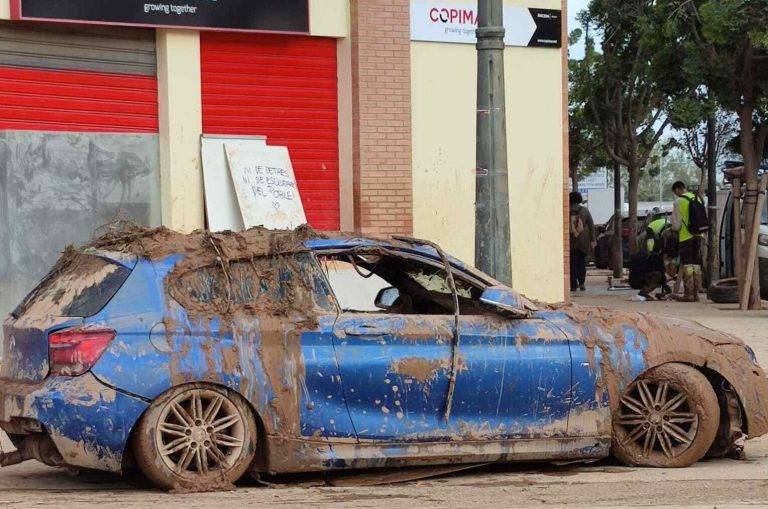 FOTOGRAFÍA. VALENCIA (COMUNIDAD VAlENCIANA) REINO DE ESPAÑA, 09 DE NOVIEMBRE DE 2024. Lección de vida del niño "Nicolás": testigo en Valencia de una vida rota y destruida; casas donde había familias y vida y ahora el barro con su color marrón ha ocupado su lugar. Detalle del niño Nicolás registrado en la calle Oviedo Montllor i Mengual, esquina con la Avenida del Real Madrid número 59 de Valencia (Comunidad Valenciana) este sábado 9 de noviembre de 2024. La Comunitat Valenciana, región del Reino de España, intenta recuperarse de la peor Depresión Aislada en Niveles Altos (DANA) del siglo en este país, que ha dejado más de 200 de muertos en esa región, además de un inmenso escenario de daños en carreteras, calles e infraestructuras de numerosas localidades. Una DANA, tras fuertes lluvias torrenciales y golpear muy fuertemente al país, con epicentro en la provincia de Valencia (Comunidad Valenciana) —donde se ha registrado el 81,68 %, 221 muertos del total de los fallecidos (229)— y con menos dureza en Andalucía (el 2,29 %, 1 muerto) y en la región de Castilla-La Mancha (el 16,03 % de los fallecidos, 7 muertos). La devastación de los efectos de la DANA deja a su paso la angustia de quienes no pueden contactar con sus familiares e imágenes desoladoras de la destrucción que han dejado a su paso las inundaciones. En medio de la tragedia, que ha llevado a activar el protocolo de múltiples víctimas para identificar a los fallecidos, las autoridades combaten un "nuevo enemigo": los bulos que alertan de supuestas evacuaciones, desbordamientos o la caída del 112, que interrumpen la labor de los servicios de emergencias. La ciudadanía de la provincia recibió a primera hora de la mañana de nuevo en sus móviles un mensaje del sistema Es-Alert para evitar cualquier tipo de desplazamiento por las carreteras de la provincia, muchas de cuales permanecen cortadas e impiden todavía acceder a las zonas más devastadas. Mientras una ola de solidaridad bajo el lema "El Pueblo Salva al Pueblo" inunda la provincia atacada desde cada rincón del Reino de España con botas de agua, pala, hasta ropa de interior por las mujeres que se han quedado con una sola en medio del fango, para dar la guerra contra el lodo, ante miles de SOS de los damnificados en redes sociales. José/Nicolás/Lasvocesdelpueblo (Ñ Pueblo)