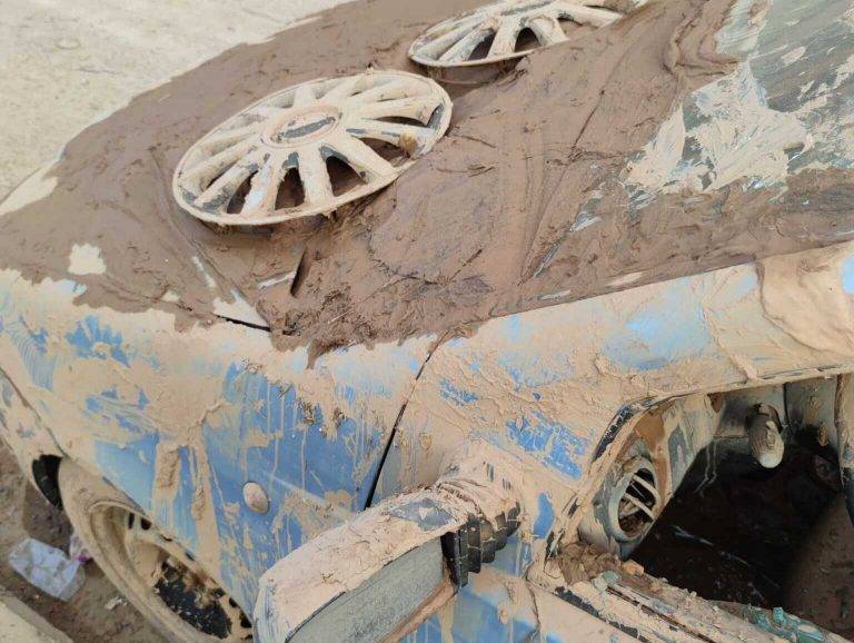 FOTOGRAFÍA. VALENCIA (COMUNIDAD VAlENCIANA) REINO DE ESPAÑA, 09 DE NOVIEMBRE DE 2024. Lección de vida del niño "Nicolás": testigo en Valencia de una vida rota y destruida; casas donde había familias y vida y ahora el barro con su color marrón ha ocupado su lugar. Detalle del niño Nicolás registrado en la calle Oviedo Montllor i Mengual, esquina con la Avenida del Real Madrid número 59 de Valencia (Comunidad Valenciana) este sábado 9 de noviembre de 2024. La Comunitat Valenciana, región del Reino de España, intenta recuperarse de la peor Depresión Aislada en Niveles Altos (DANA) del siglo en este país, que ha dejado más de 200 de muertos en esa región, además de un inmenso escenario de daños en carreteras, calles e infraestructuras de numerosas localidades. Una DANA, tras fuertes lluvias torrenciales y golpear muy fuertemente al país, con epicentro en la provincia de Valencia (Comunidad Valenciana) —donde se ha registrado el 81,68 %, 221 muertos del total de los fallecidos (229)— y con menos dureza en Andalucía (el 2,29 %, 1 muerto) y en la región de Castilla-La Mancha (el 16,03 % de los fallecidos, 7 muertos). La devastación de los efectos de la DANA deja a su paso la angustia de quienes no pueden contactar con sus familiares e imágenes desoladoras de la destrucción que han dejado a su paso las inundaciones. En medio de la tragedia, que ha llevado a activar el protocolo de múltiples víctimas para identificar a los fallecidos, las autoridades combaten un "nuevo enemigo": los bulos que alertan de supuestas evacuaciones, desbordamientos o la caída del 112, que interrumpen la labor de los servicios de emergencias. La ciudadanía de la provincia recibió a primera hora de la mañana de nuevo en sus móviles un mensaje del sistema Es-Alert para evitar cualquier tipo de desplazamiento por las carreteras de la provincia, muchas de cuales permanecen cortadas e impiden todavía acceder a las zonas más devastadas. Mientras una ola de solidaridad bajo el lema "El Pueblo Salva al Pueblo" inunda la provincia atacada desde cada rincón del Reino de España con botas de agua, pala, hasta ropa de interior por las mujeres que se han quedado con una sola en medio del fango, para dar la guerra contra el lodo, ante miles de SOS de los damnificados en redes sociales. José/Nicolás/Lasvocesdelpueblo (Ñ Pueblo)