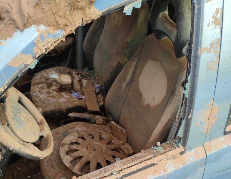 FOTOGRAFÍA. VALENCIA (COMUNIDAD VAlENCIANA) REINO DE ESPAÑA, 09 DE NOVIEMBRE DE 2024. Lección de vida del niño "Nicolás": testigo en Valencia de una vida rota y destruida; casas donde había familias y vida y ahora el barro con su color marrón ha ocupado su lugar. Detalle del niño Nicolás registrado en la calle Oviedo Montllor i Mengual, esquina con la Avenida del Real Madrid número 59 de Valencia (Comunidad Valenciana) este sábado 9 de noviembre de 2024. La Comunitat Valenciana, región del Reino de España, intenta recuperarse de la peor Depresión Aislada en Niveles Altos (DANA) del siglo en este país, que ha dejado más de 200 de muertos en esa región, además de un inmenso escenario de daños en carreteras, calles e infraestructuras de numerosas localidades. Una DANA, tras fuertes lluvias torrenciales y golpear muy fuertemente al país, con epicentro en la provincia de Valencia (Comunidad Valenciana) —donde se ha registrado el 81,68 %, 221 muertos del total de los fallecidos (229)— y con menos dureza en Andalucía (el 2,29 %, 1 muerto) y en la región de Castilla-La Mancha (el 16,03 % de los fallecidos, 7 muertos). La devastación de los efectos de la DANA deja a su paso la angustia de quienes no pueden contactar con sus familiares e imágenes desoladoras de la destrucción que han dejado a su paso las inundaciones. En medio de la tragedia, que ha llevado a activar el protocolo de múltiples víctimas para identificar a los fallecidos, las autoridades combaten un "nuevo enemigo": los bulos que alertan de supuestas evacuaciones, desbordamientos o la caída del 112, que interrumpen la labor de los servicios de emergencias. La ciudadanía de la provincia recibió a primera hora de la mañana de nuevo en sus móviles un mensaje del sistema Es-Alert para evitar cualquier tipo de desplazamiento por las carreteras de la provincia, muchas de cuales permanecen cortadas e impiden todavía acceder a las zonas más devastadas. Mientras una ola de solidaridad bajo el lema "El Pueblo Salva al Pueblo" inunda la provincia atacada desde cada rincón del Reino de España con botas de agua, pala, hasta ropa de interior por las mujeres que se han quedado con una sola en medio del fango, para dar la guerra contra el lodo, ante miles de SOS de los damnificados en redes sociales. José/Nicolás/Lasvocesdelpueblo (Ñ Pueblo)