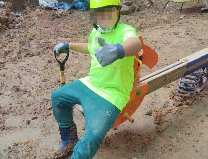 Lección de vida del niño Nicolás testigo en Valencia de una vida rota y destruida; casas donde había familias y vida y ahora el barro con su color marrón ha ocupado su lugar (4) FOTOGRAFÍA. VALENCIA (COMUNIDAD VAlENCIANA) REINO DE ESPAÑA, 09 DE NOVIEMBRE DE 2024. Lección de vida del niño "Nicolás": testigo en Valencia de una vida rota y destruida; casas donde había familias y vida y ahora el barro con su color marrón ha ocupado su lugar. Detalle del niño Nicolás registrado en el parque infantil de la calle López de Vega, en Valencia (Comunidad Valenciana) este sábado 9 de noviembre de 2024, sobre las 11:15 horas de la mañana por la mañana. La Comunitat Valenciana, región del Reino de España, intenta recuperarse de la peor Depresión Aislada en Niveles Altos (DANA) del siglo en este país, que ha dejado más de 200 de muertos en esa región, además de un inmenso escenario de daños en carreteras, calles e infraestructuras de numerosas localidades. Una DANA, tras fuertes lluvias torrenciales y golpear muy fuertemente al país, con epicentro en la provincia de Valencia (Comunidad Valenciana) —donde se ha registrado el 81,68 %, 221 muertos del total de los fallecidos (229)— y con menos dureza en Andalucía (el 2,29 %, 1 muerto) y en la región de Castilla-La Mancha (el 16,03 % de los fallecidos, 7 muertos). La devastación de los efectos de la DANA deja a su paso la angustia de quienes no pueden contactar con sus familiares e imágenes desoladoras de la destrucción que han dejado a su paso las inundaciones. En medio de la tragedia, que ha llevado a activar el protocolo de múltiples víctimas para identificar a los fallecidos, las autoridades combaten un "nuevo enemigo": los bulos que alertan de supuestas evacuaciones, desbordamientos o la caída del 112, que interrumpen la labor de los servicios de emergencias. La ciudadanía de la provincia recibió a primera hora de la mañana de nuevo en sus móviles un mensaje del sistema Es-Alert para evitar cualquier tipo de desplazamiento por las carreteras de la provincia, muchas de cuales permanecen cortadas e impiden todavía acceder a las zonas más devastadas. Mientras una ola de solidaridad bajo el lema "El Pueblo Salva al Pueblo" inunda la provincia atacada desde cada rincón del Reino de España con botas de agua, pala, hasta ropa de interior por las mujeres que se han quedado con una sola en medio del fango, para dar la guerra contra el lodo, ante miles de SOS de los damnificados en redes sociales. José/Nicolás/Lasvocesdelpueblo (Ñ Pueblo)