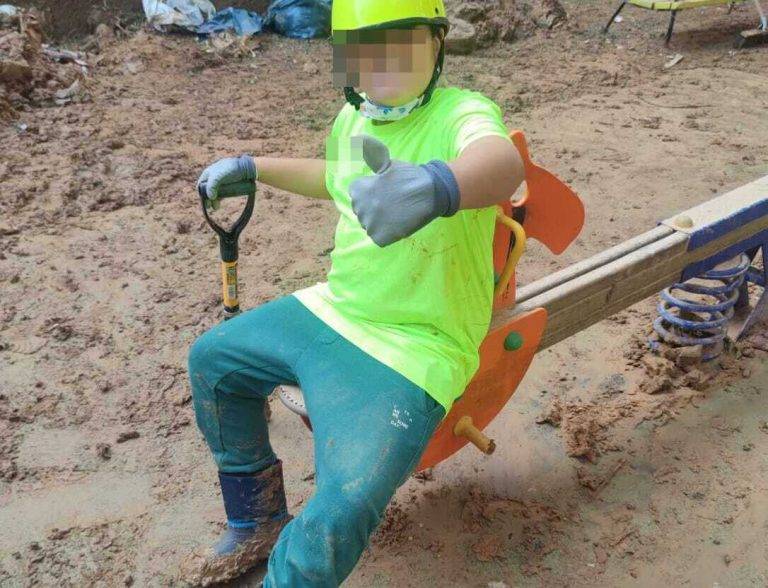 FOTOGRAFÍA. VALENCIA (COMUNIDAD VAlENCIANA) REINO DE ESPAÑA, 09 DE NOVIEMBRE DE 2024. Lección de vida del niño "Nicolás": testigo en Valencia de una vida rota y destruida; casas donde había familias y vida y ahora el barro con su color marrón ha ocupado su lugar. Detalle del niño Nicolás registrado en el parque infantil de la calle López de Vega, en Valencia (Comunidad Valenciana) este sábado 9 de noviembre de 2024, sobre las 11:15 horas de la mañana por la mañana. La Comunitat Valenciana, región del Reino de España, intenta recuperarse de la peor Depresión Aislada en Niveles Altos (DANA) del siglo en este país, que ha dejado más de 200 de muertos en esa región, además de un inmenso escenario de daños en carreteras, calles e infraestructuras de numerosas localidades. Una DANA, tras fuertes lluvias torrenciales y golpear muy fuertemente al país, con epicentro en la provincia de Valencia (Comunidad Valenciana) —donde se ha registrado el 81,68 %, 221 muertos del total de los fallecidos (229)— y con menos dureza en Andalucía (el 2,29 %, 1 muerto) y en la región de Castilla-La Mancha (el 16,03 % de los fallecidos, 7 muertos). La devastación de los efectos de la DANA deja a su paso la angustia de quienes no pueden contactar con sus familiares e imágenes desoladoras de la destrucción que han dejado a su paso las inundaciones. En medio de la tragedia, que ha llevado a activar el protocolo de múltiples víctimas para identificar a los fallecidos, las autoridades combaten un "nuevo enemigo": los bulos que alertan de supuestas evacuaciones, desbordamientos o la caída del 112, que interrumpen la labor de los servicios de emergencias. La ciudadanía de la provincia recibió a primera hora de la mañana de nuevo en sus móviles un mensaje del sistema Es-Alert para evitar cualquier tipo de desplazamiento por las carreteras de la provincia, muchas de cuales permanecen cortadas e impiden todavía acceder a las zonas más devastadas. Mientras una ola de solidaridad bajo el lema "El Pueblo Salva al Pueblo" inunda la provincia atacada desde cada rincón del Reino de España con botas de agua, pala, hasta ropa de interior por las mujeres que se han quedado con una sola en medio del fango, para dar la guerra contra el lodo, ante miles de SOS de los damnificados en redes sociales. José/Nicolás/Lasvocesdelpueblo (Ñ Pueblo)