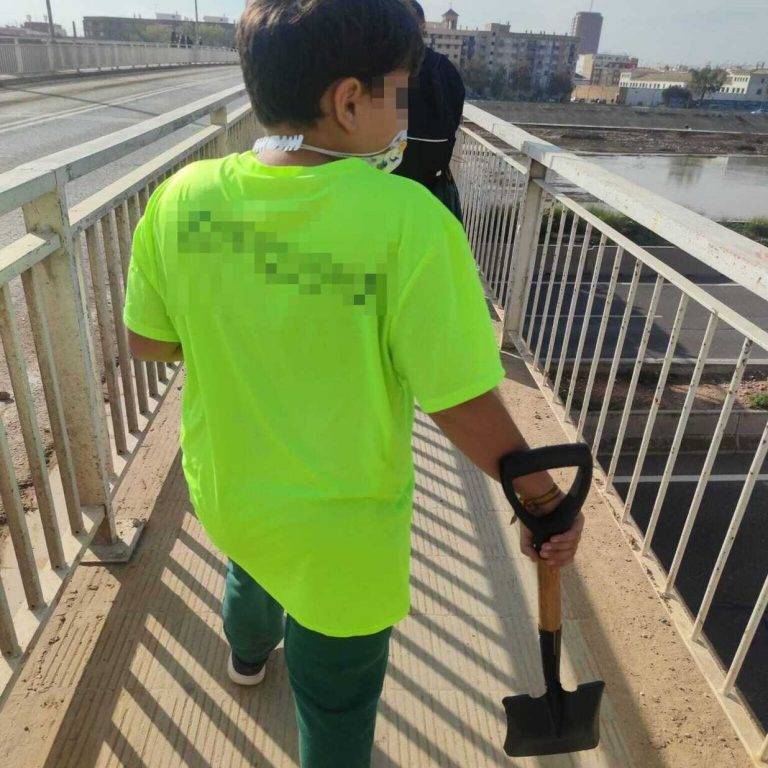 FOTOGRAFÍA. VALENCIA (COMUNIDAD VAlENCIANA) REINO DE ESPAÑA, 09 DE NOVIEMBRE DE 2024. Lección de vida del niño "Nicolás": testigo en Valencia de una vida rota y destruida; casas donde había familias y vida y ahora el barro con su color marrón ha ocupado su lugar. Detalle del niño Nicolás registrado en la calle José Mico, junto a varios voluntarios, número 42, de Valencia (Comunidad Valenciana) este sábado 9 de noviembre de 2024, a las 10:50 horas de la mañana por la mañana. La Comunitat Valenciana, región del Reino de España, intenta recuperarse de la peor Depresión Aislada en Niveles Altos (DANA) del siglo en este país, que ha dejado más de 200 de muertos en esa región, además de un inmenso escenario de daños en carreteras, calles e infraestructuras de numerosas localidades. Una DANA, tras fuertes lluvias torrenciales y golpear muy fuertemente al país, con epicentro en la provincia de Valencia (Comunidad Valenciana) —donde se ha registrado el 81,68 %, 221 muertos del total de los fallecidos (229)— y con menos dureza en Andalucía (el 2,29 %, 1 muerto) y en la región de Castilla-La Mancha (el 16,03 % de los fallecidos, 7 muertos). La devastación de los efectos de la DANA deja a su paso la angustia de quienes no pueden contactar con sus familiares e imágenes desoladoras de la destrucción que han dejado a su paso las inundaciones. En medio de la tragedia, que ha llevado a activar el protocolo de múltiples víctimas para identificar a los fallecidos, las autoridades combaten un "nuevo enemigo": los bulos que alertan de supuestas evacuaciones, desbordamientos o la caída del 112, que interrumpen la labor de los servicios de emergencias. La ciudadanía de la provincia recibió a primera hora de la mañana de nuevo en sus móviles un mensaje del sistema Es-Alert para evitar cualquier tipo de desplazamiento por las carreteras de la provincia, muchas de cuales permanecen cortadas e impiden todavía acceder a las zonas más devastadas. Mientras una ola de solidaridad bajo el lema "El Pueblo Salva al Pueblo" inunda la provincia atacada desde cada rincón del Reino de España con botas de agua, pala, hasta ropa de interior por las mujeres que se han quedado con una sola en medio del fango, para dar la guerra contra el lodo, ante miles de SOS de los damnificados en redes sociales. José/Nicolás/Lasvocesdelpueblo (Ñ Pueblo)