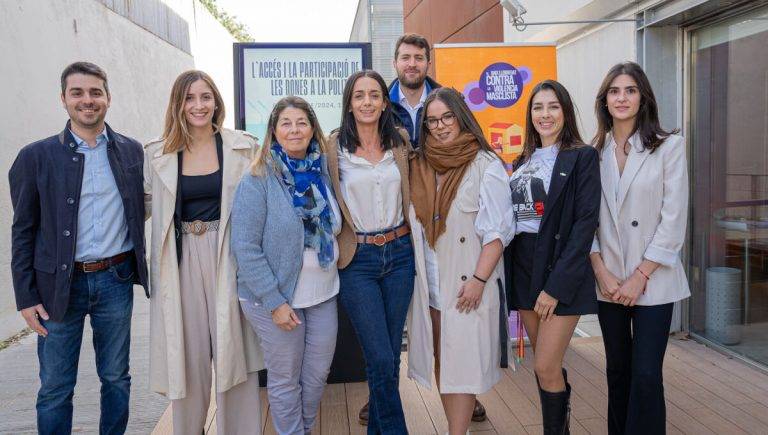 FOTOGRAFÍA. SANT FELIU DE LLOBREGAT (BARCELONA) CATALUÑA (REINO DE ESPAÑA, 8 DE NOVIEMBRE DE 2024. La diputada de VOX por Barcelona al Parlament de Catalunya y jefa del Grupo Municipal en el Ayuntamiento de Mataró (Barcelona), Mónica Lora Cisquer (4 i), junto a la diputada más joven del Grupo VOX Parlament de Catalunya, Julia Calvert Puig (2 i), ha arropado a los integrantes de los Grupos Municipales de VOX en el Baix Llobregat, entre ellos los del Ayuntamiento de Viladecans, Josling Efigenia Montilva Peralta (2 d), Marina Ferrer Sánchez (5 i), el líder municipales en Cornellá de Llobregat, Iván Cánovas Casanovas (segunda fila c), entre otros, ha querido participará hoy en Sant Feliu de Llobregat al debate sobre la "participación de las mujeres en política", que ha organizado el Consell Comarcal del Baix Llobregat (Barcelona). Lasvocesdelpueblo (Ñ Pueblo)